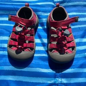 Keens Sandles Like New (worn twice, maybe). Toddler size 8